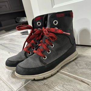 Sorel Explorer 1964 Boots - Black and Red Buffalo Plaid. Size 8.5